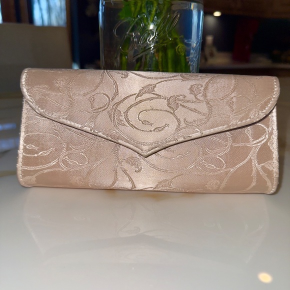 VINTAGE SOFT PINK FABRIC SCROLL PATERN PURSE WITH GOLD CHAIN - Picture 6 of 13